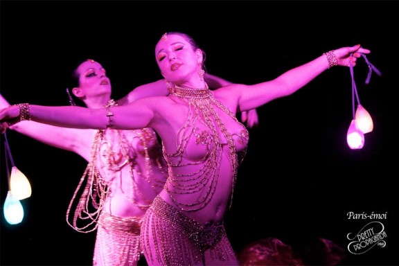 performance burlesque duo spectacle lumineux