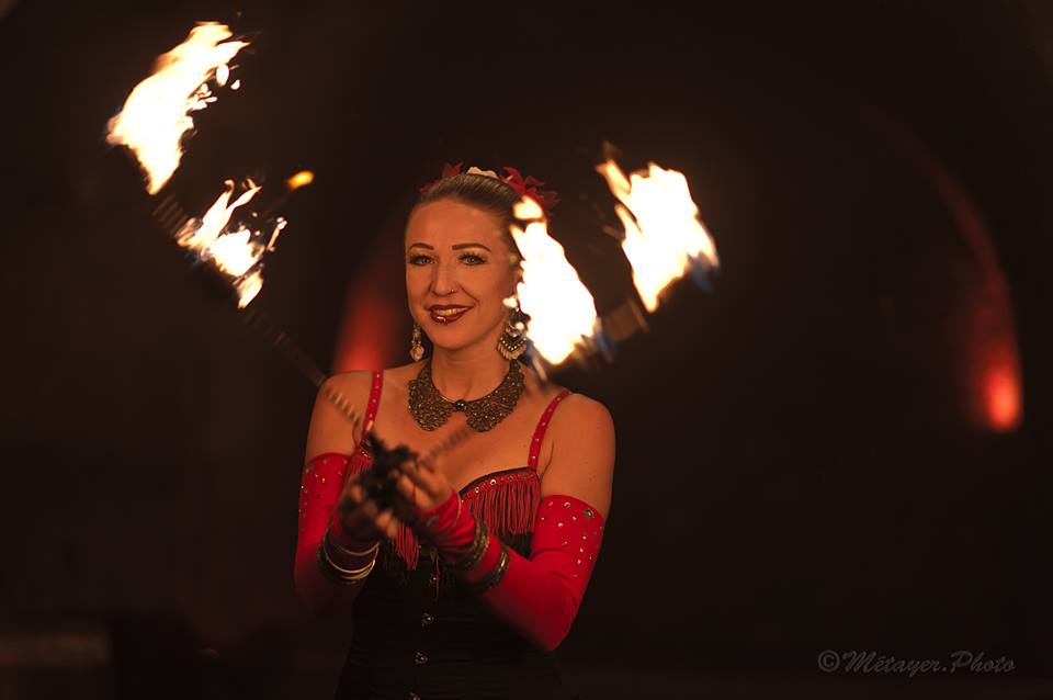 jongleuse, danseuse, bolas, fire show